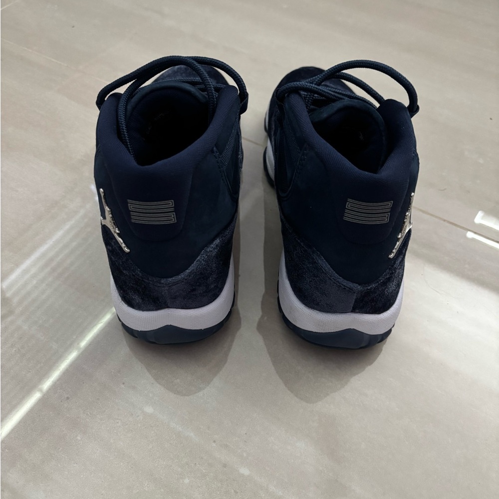 women’s air jordan 11 retro midnight navy velvet size 8
